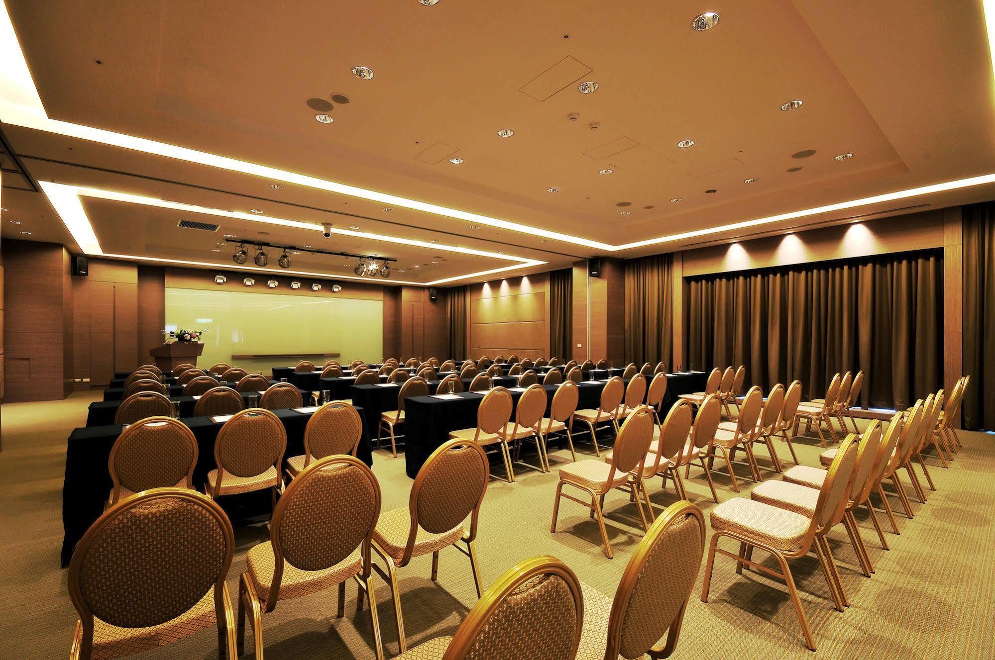 Academy Hotel Tainan Exterior photo