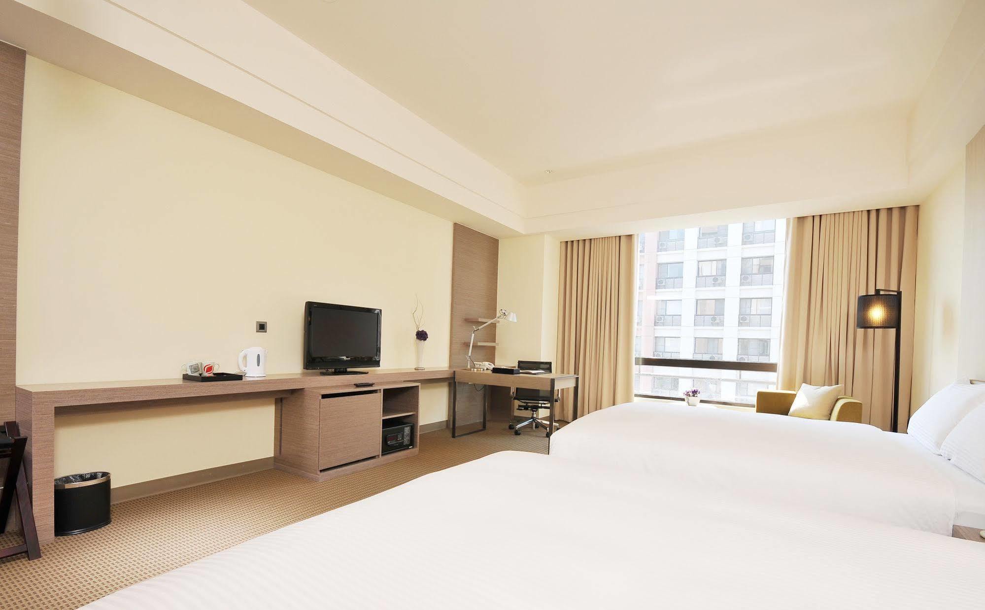 Academy Hotel Tainan Exterior photo